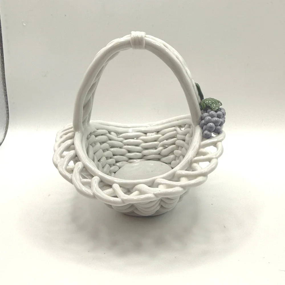 CAPODDIMONTE Lattice Basket Small White Grape‎ Accents Woven Vtg Decorative